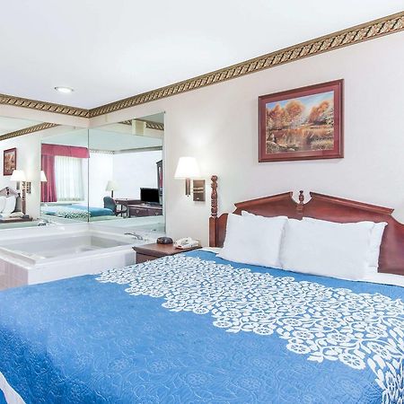 Days Inn By Wyndham Berlin Voorhees ภายนอก รูปภาพ