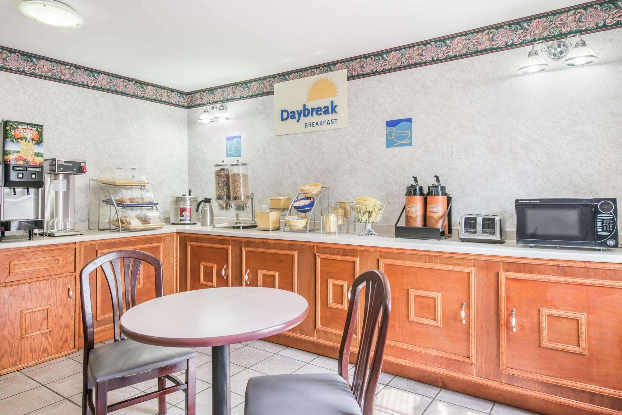 Days Inn By Wyndham Berlin Voorhees ภายนอก รูปภาพ